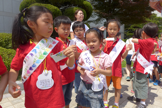 7월 3일 안양시청 광장에서 펼쳐진 '사랑의 점심나누기 성금모금 캠페인'에 성금을 내기 위해 줄 서 있는 어린이들