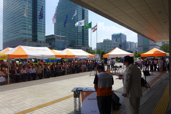7월 3일 안양시청 광장에서 펼쳐진 '사랑의 점심나누기 성금모금 캠페인'