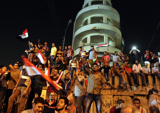 카이로 광장에 모인 이집트인들이 3일(현지시간) 압델 파타 엘 시시 국방장관이 무르시 대통령의 실각을 발표하자 기뻐하고 있다. 