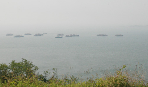 연평도 북측 긴작시에서 내려다 본 NLL인근 바다.  NLL 남쪽 수역에 10여척이 넘는 중국어선이 불법조업을 위해 나란히 쌍을지어 정박해 있다. 사진 오른쪽 희미하게 보이는 섬이 북한의 섬 석도다. 