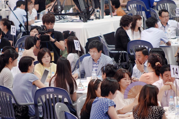 염태영 수원시장도 시민의 한 사람으로 토론에 참여를 했다. 사진 중앙