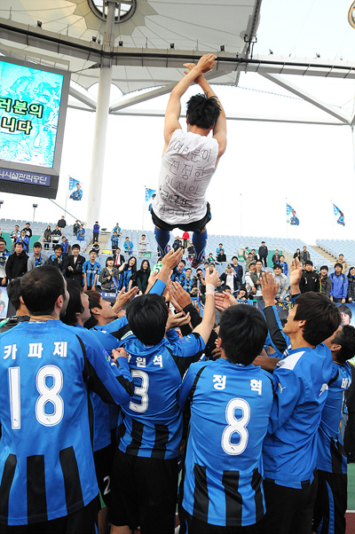 은퇴식에서 선수들에게 헹가레를 받고 있는 임중용 코치 지난 2011년 10월 31일. 인천 유나이티드 임중용 코치가 현역 생활을 마무리하며 은퇴식을 가진 뒤 선수들에게 헹가레를 받고 있다.