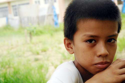 필리핀 도시빈민 이주민지역 가야가야의 12세 라욘. 지금은 학교를 다니지 못하지만 그의 꿈은 열심히 공부를 해서 선생님이 되는 것이다.