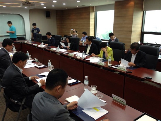 5일 오전 민주당 을지로위원회 소속 의원들이 서울 도곡동 농협정보시스템 본사를 방문해 과도한 연장근무 등 노동조건 문제를 지적하고 있다.