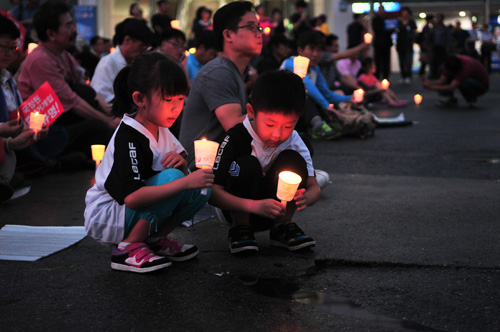 부모들이 자녀들을 대동하고 촛불문화제를 찾고 있다. 
