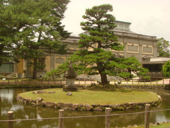  　　나라국립박물관입니다. 1894년 지어진 건물로 왕궁식 설계라고 합니다. 지금은 신관 건물과 지하 통로로 이어져 있습니다. 