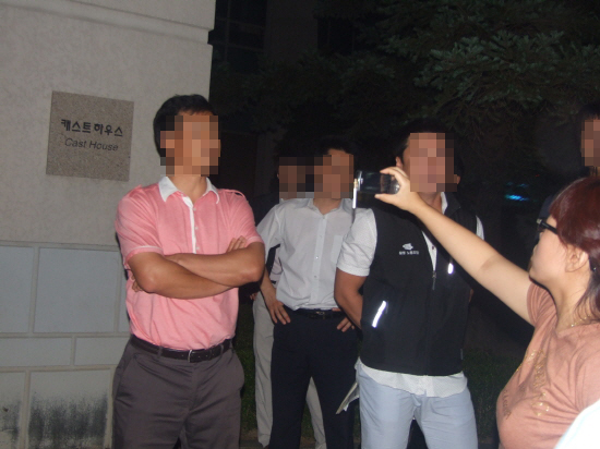 지난 2011년 9월 16일 오후 삼성에버랜드 기숙사 앞에서 모욕을 당한 삼성반도체 유족 정애정씨가 자신에게 모욕을 준 삼성 측 직원들을 촬영하고 있다.
