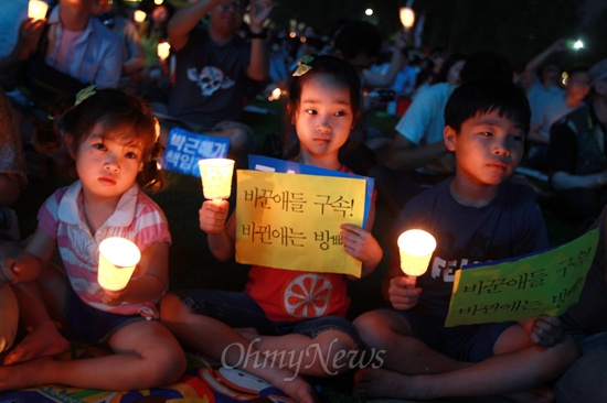6일 오후 서울시청앞 서울광장에서 시민사회단체 긴급 시국회의 주최로 열린 '국정원에 납치된 민주주의를 찾습니다 2차 촛불문화제'에 가족들이 촛불과 피켓을 들고 참여하고 있다.