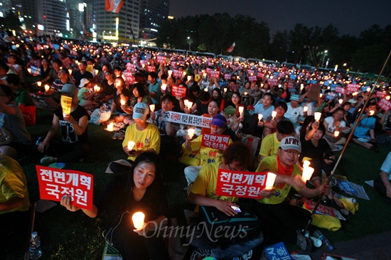 '국정원에 납치된 민주주의를 찾습니다 2차 촛불문화제'가 6일 오후 서울시청앞 서울광장에서 '국정원 대선개입과 정치개입 진상 및 축소은폐 규명을 위한시민사회단체 긴급 시국회의' 주최로 열리고 있다.