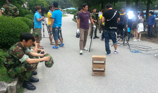 5일 <푸른거탑> 촬영 현장. 촬영감독이 김재우 병장 타이트샷을 촬영하는 동안 몇몇 보조출연자(왼쪽)가 자신의 차례를 기다리며 잠시 휴식을 취하고 있다. 
