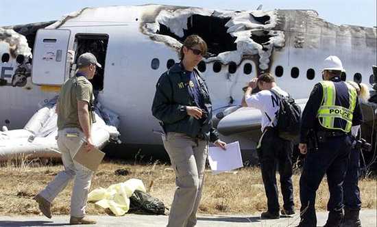 미국 교통안전위가 공개한 현장사진 미국 교통안전위원회가 8일 공개한 아시아나 사고 여객기 관련 사진. 아시아나항공 OZ 214편은 지난 7일 샌프란시스코에서 착륙 중 충돌사고를 일으켰다.