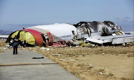 미국 교통안전위가 공개한 현장사진 미국 교통안전위원회가 8일 공개한 아시아나 사고 여객기 관련 사진. 아시아나항공 OZ 214편은 지난 7일 샌프란시스코에서 착륙 중 충돌사고를 일으켰다.