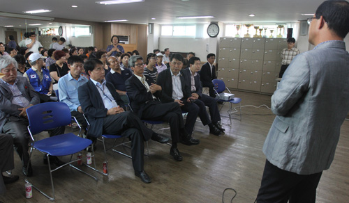 지난 5일 인천 서구 석남1동 주민센터에서 열린 주민설명회에 참가한 한 주민이 SK인천석유화학 관계자의 설명 후 자신의 의견을 이야기하고 있다.