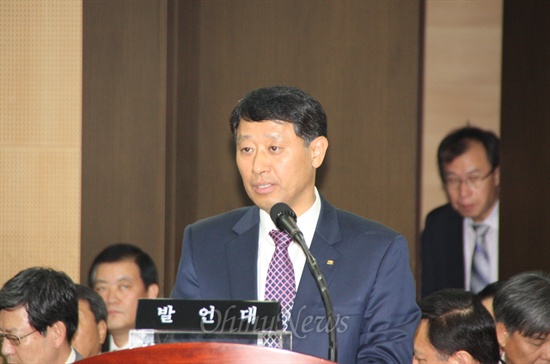 한국철도시설공단 이사장이 국회 국토해양위원회의 국정감사에서 답변을 하고 있다. 