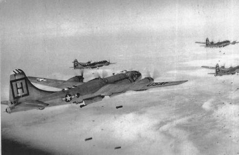미군 폭격기들이 인민군 진지에 폭탄을 투하하고 있다(1951. 1.).
