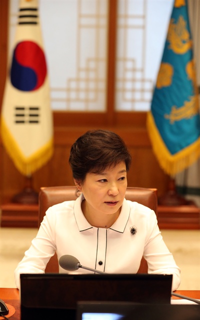 박근혜 대통령이 8일 오전 청와대에서 열린 수석비서관회의에 참석, 현안에 대한 입장을 말하고 있다.
