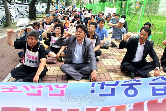 경남진보연합과 부산민중연대는 8일 낮 12시 진해 미군사고문단 앞에서 "전쟁연습 중단, 한반도 평화협정 체결, 2013 반미반전 평화대회"를 열었다.