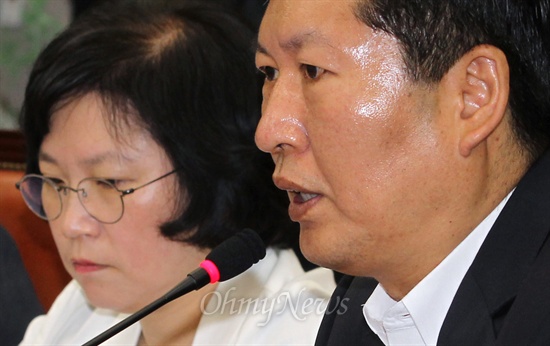 국정원 국정조사특위 민주당 간사인 정청래 의원은 9일 오전 원내대책회의에서 김현·진선미 의원에 대한 새누리당의 동반사퇴요구에 대해 거부 입장을 밝혔다.