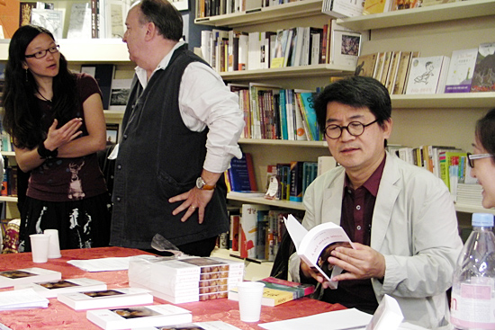 소설 <위풍당당> 불어판 출판 기념회가 열린 페닉스 서점에서 독자들과 이야기를 나누고 있는 성석제 작가의 모습 