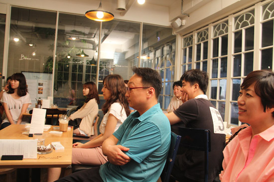 7월 2일 진행된 재미있는재단 '재미있는 사람이야기전' 13번째 주인공인 부천문화재단 김혜준 대표의 이야기를 집중해 듣고 있는 참가자들. 
