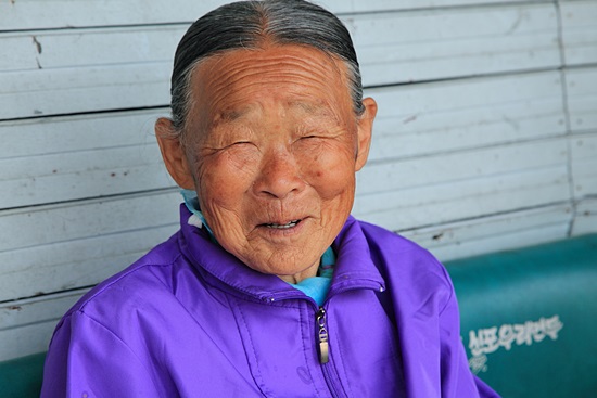 화순군내버스터미널에서 만난 조귀순(90) 할머니는 비녀를 찌르고 있었다.