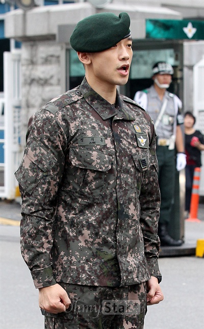  21개월 간의 군복무를 마친 연예병사 비(본명 정지훈)가 10일 오전 서울 용산 국방부  앞에서 제대인사를 하고 있다. 