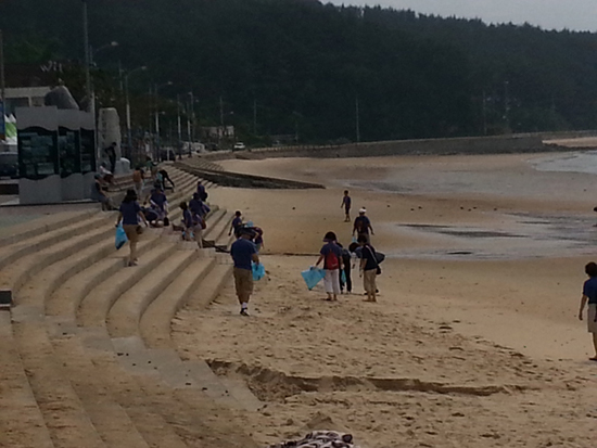 만리포 해변 청소하는 파바월드 회원들