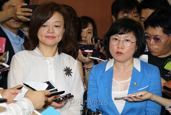 국정원 국정조사 특위위원인 민주당 김현·진선미 의원이 10일 새누리당의 자진 사퇴 요구에 거부의사를 밝힌 뒤 취재진의 질문에 답변하고 있다.