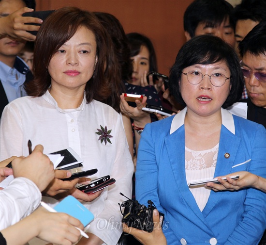국정원 국정조사 특위위원인 민주당 김현·진선미 의원이 10일 새누리당의 자진 사퇴 요구에 거부의사를 밝힌 뒤 취재진의 질문에 답변하고 있다.