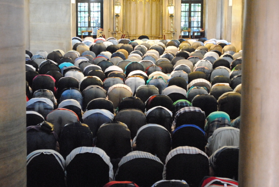 라마단 단식월 중에는 평소보다 더 많은 무슬림들이 이슬람성원을 찾아가 예배에 참여한다.
