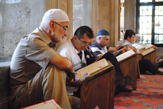 라마단 기간 중에는 많은 무슬림들이 이슬람성원에 머물면서 하루 종일 꾸란을 읽으면서 단식하기도 한다.