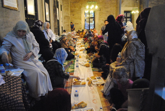 '단식을 깨는 저녁식사'는 무슬림들에게 면죄와 화해, 희사를 통해 알라의 은총을 얻는 기회이기도 하다.