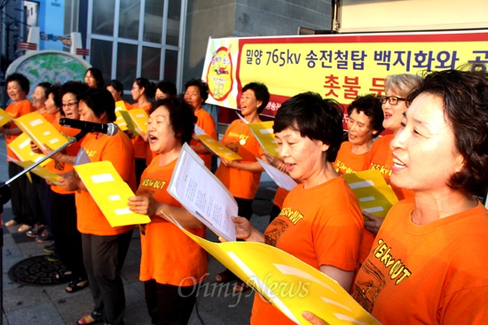 ‘밀양 765kV 송전탑 백지화 및 공사중단을 위한 경남공동대책위’는 10일 저녁 창원 정우상가 앞에서 집회를 열었다. 사진은 '할매 합창단'이 노래를 부르고 있는 모습.
