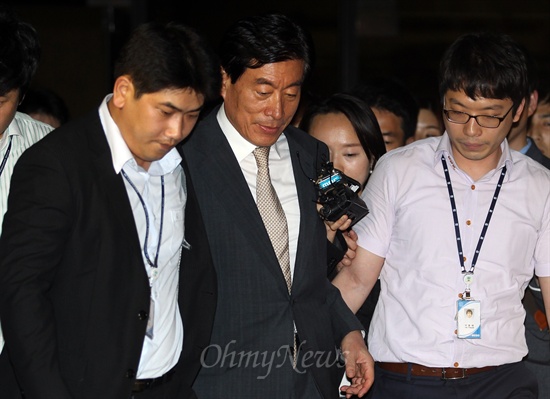원세훈 전 국정원장이 건설업자로부터 금품을 수수한 혐의로 지난해 7월 10일 구속되는 모습.