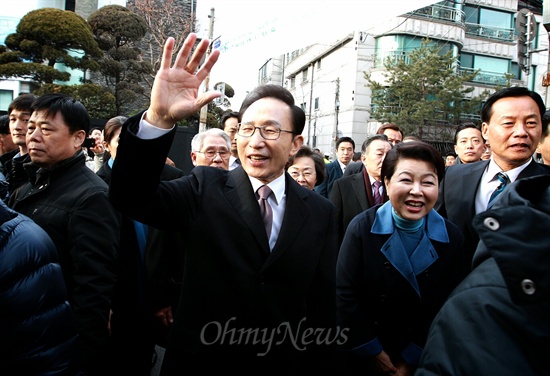 임기 5년을 마친 이명박 대통령이 24일 오후 서울 강남구 논현동 사저로 귀가하며 환영나온 지지자들에게 손을 흔들고 있다.