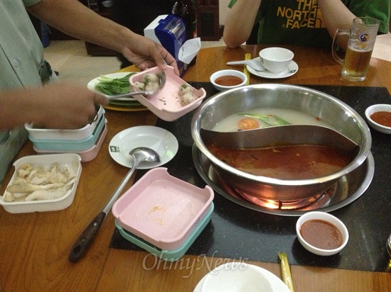 미얀마 양곤에 있는 Hot Pot 식당에서 주문한 음식. 미얀마식 샤브샤브다. 