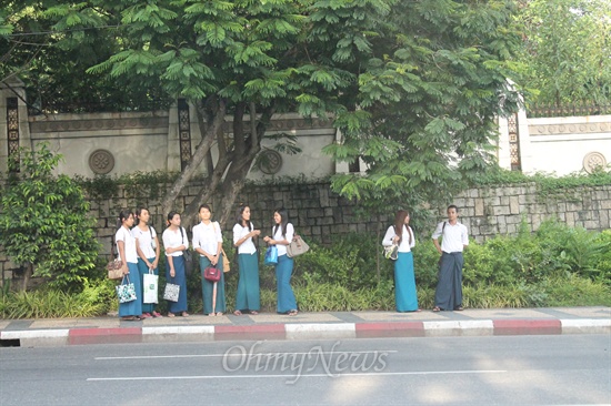 6월 19일 미얀마 양곤의 거리 풍경. 교복을 입은 미얀마 학생들의 모습.