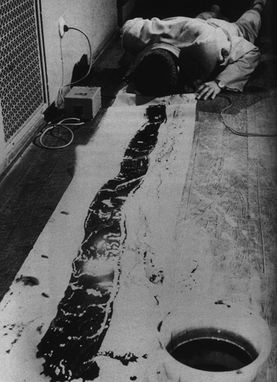 '머리를 위한 선(禪)'(Zen for Head)' 1962. 비스바덴에서 열린 '플럭서스 국제 신음악' 공연에서 잉크와 토마토주스를 사용한 먹으로 그린 행위음악 