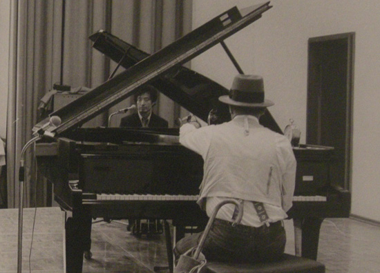백남준과 요셉 보이스가 공동 출연한 도쿄공연(1984.6.2)에서 둘이 피아노 치는 모습. 서울시립미술관(2013.01.30) 본관1층에서 전시회 때 찍은 사진