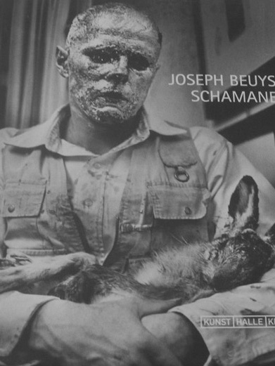 요셉 보이스 I '죽은 토기에게 어떻게 그림을 설명할까' 1965년 토끼에게 그림을 설명하고 있는 요셉 보이스. 소마미술관(2011.06.16)에서 열린 '요셉 보이스'전에서 전시된 그와 관련서적 전시 중에서 찍은 것임