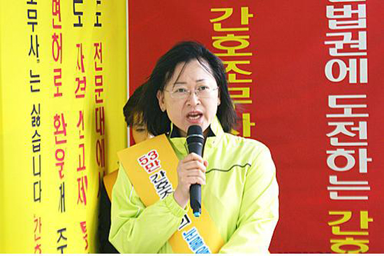 작년 9월 9일 대한간호협회가 천안 민주통합당 양승조 의원의 사무실 앞에서 의료법 제80조 개정안 철폐를 촉구하는 대규모 집회를 개최하자, 대한간호조무사협회도 천안버스터미널 앞에서 맞불 집회를 개최했다.
