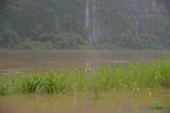 급격히 불어나 임진강변 평화누리길이 일부 물에 잠기고 있다(연천군 동이리 주상절리 부근)