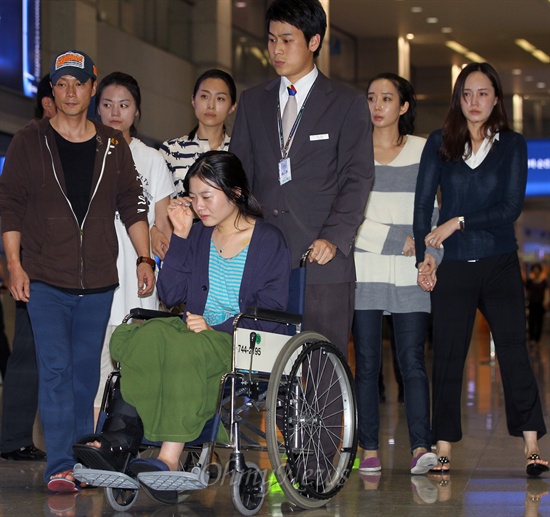  미국 샌프란시스코공항 착륙사고 여객기에 탑승했던 아시아나항공 객실 승무원 6명이 11일 오후 귀국해 인천공항에 도착하고 있다. 왼쪽부터 시계방향으로 유태식 사무장, 이진희 부사무장, 이윤혜 사무장, 김지연, 한우리, 김윤주 승무원. 