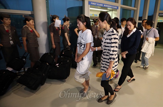 아시아나항공 샌프란시스코 공항 사고기에 탑승했던 승무원들이 11일 오후 인천공항을 통해 귀국하고 있다.