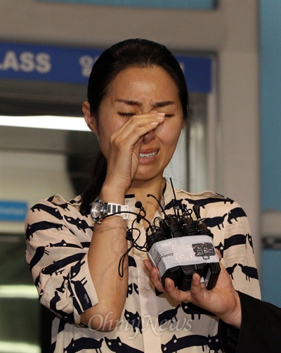  아시아나항공 샌프란시스코 공항 사고기에 탑승했던 승무원들이 11일 오후 인천공항을 통해 귀국하고 있다. 이윤혜 승무원이 기자들에게 당시 상황을 설명하다 눈물을 흘리고 있다.