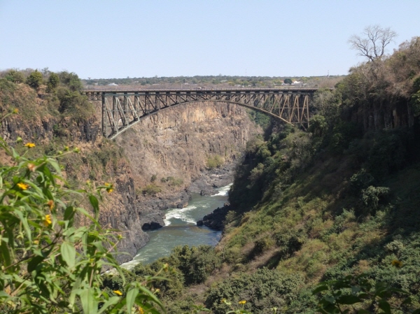 잠비아와 짐바브웨 국경을 잇는 아찔한 다리