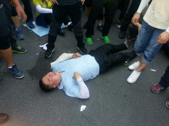 7월 10일 파업 중 용역경비에 의해 폭행당한 후 쓰려져 있는 현대차 비정규직노조 이진환 선전부장