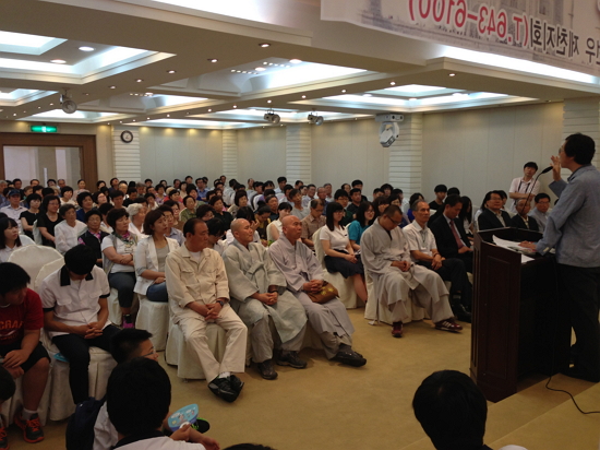 조현 기자의 강연을 듣고 있는 불교 관계자와 제천시민들.