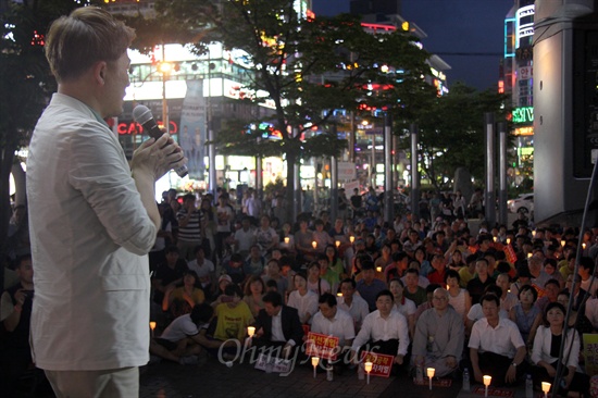 '국정원 선거개입과 정치개입 심판, 민주수호를 위한 경남비상시국회의'는 12일 저녁 창원 상남동 분수광장에서 표창원 전 경찰대 교수를 초청해 거리강연회를 열었다.