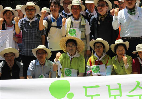 영산강 발원지 용소 앞에서 진행된 2013년 영산강 도보순례단 발대식